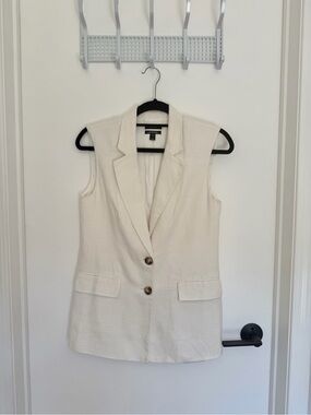 RW&CO. Cream Sleeveless Blazer